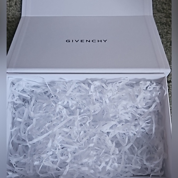 ‼️ Givenchy x BAMBI Disney LIMITED EDITION Collectible Long Zip Around Wallet - Picture 3 of 16